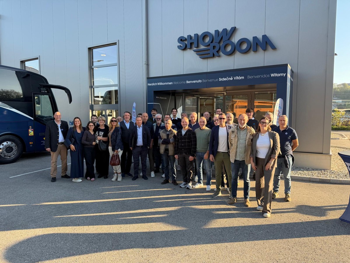 Foto di gruppo davanti allo showroom OTT di Lambach